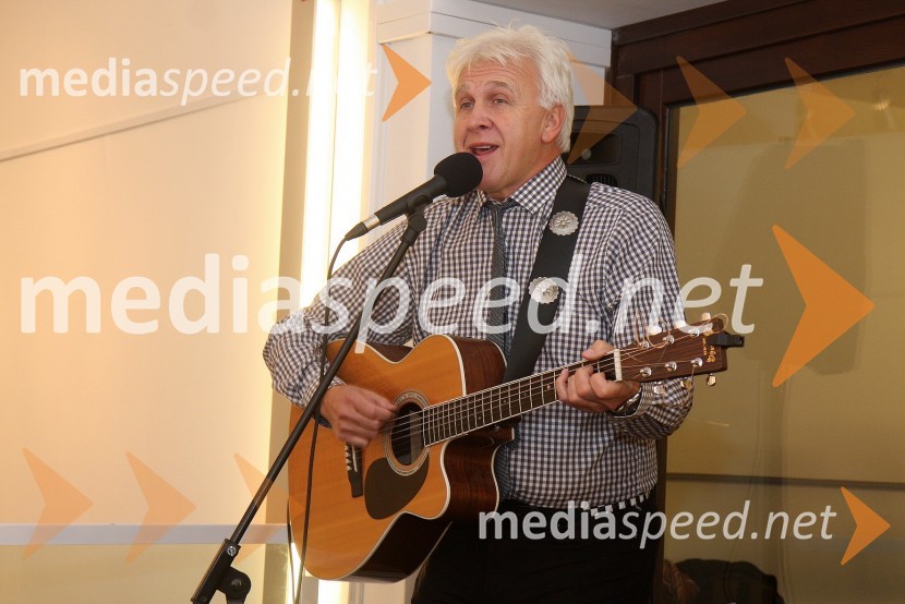 Andrej Šifrer, glasbenikOtvoritev razstave fotografij Alenke Slavinec Lipicanci