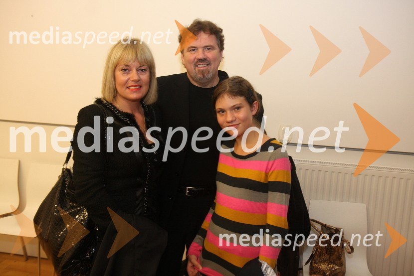 Dr. Štefan Čelan, župan občine Ptuj s soprogo Andrejo in hčerko KajoOtvoritev razstave fotografij Alenke Slavinec Lipicanci