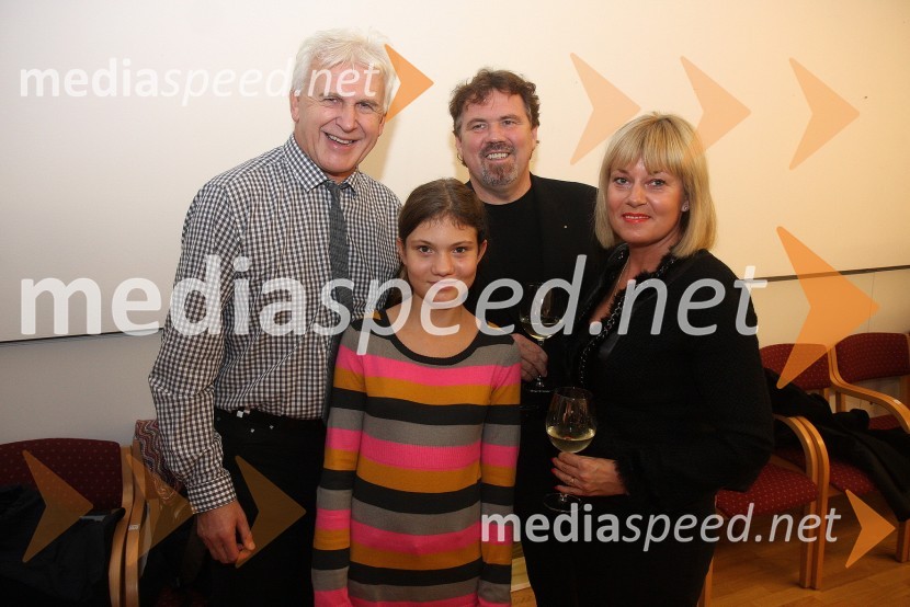 Andrej Šifrer, glasbenik, dr. Štefan Čelan, župan občine Ptuj s soprogo Andrejo in hčerko KajoOtvoritev razstave fotografij Alenke Slavinec Lipicanci