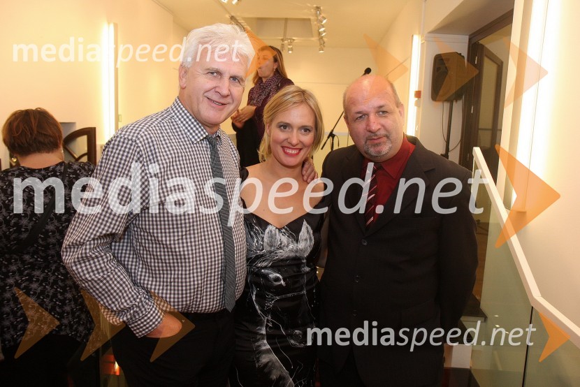 	Andrej Šifrer, glasbenik, Alenka Slavinec, fotografinja in ...Otvoritev razstave fotografij Alenke Slavinec Lipicanci