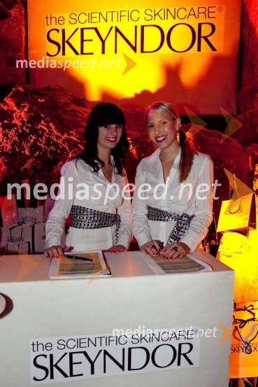 Damjana Senica in Ana Lašič, hostesi Agencije MichelaSeverina in Skeyndor, predstavitev kozmetične znamke na Ljubljanskem gradu