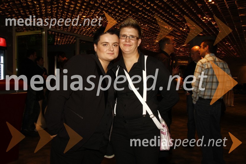 Martina Ipša, stand up komičarka in Janja ZdolšekNešteto razlogov za življenje, dobrodelni koncert