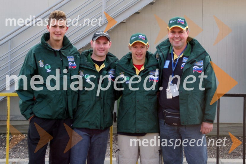 Ekipa Slovenije: Miha Špindler, Erik Slavec, Klemen Gerčar in vodja ekipe Herman JakoličMOTOKROS, evropski pokal narodov 2006, Zarnesti, Romunija