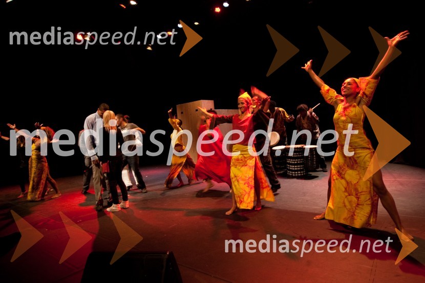 Prizor iz predstaveDelo na belo, premiera v LGL