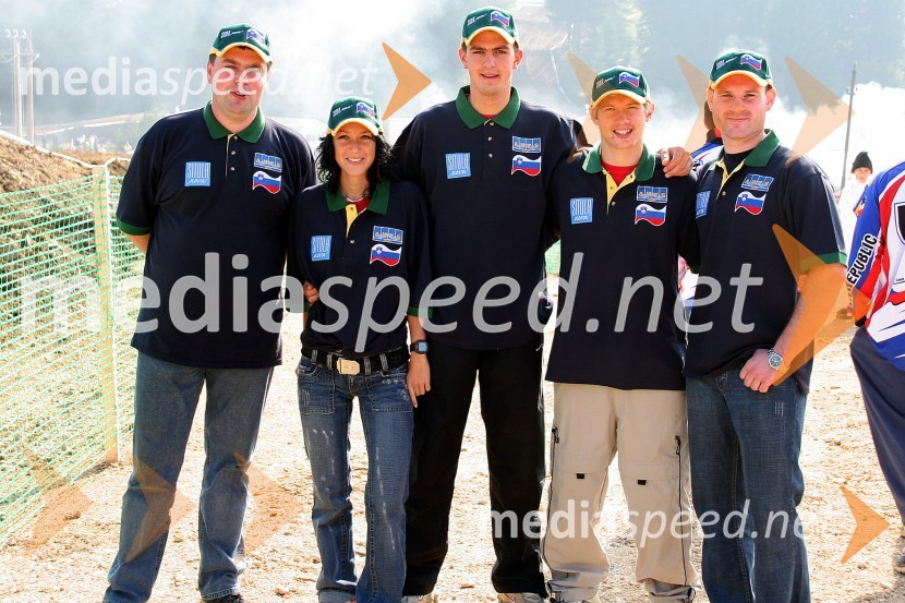 Ekipa Slovenije: Herman Jakolič in Jasna Lovrenčič, vodji ekipe, ter motokrosisti Miha Špindler, Klemen Gerčar in Erik SlavecMOTOKROS, evropski pokal narodov 2006, Zarnesti, Romunija