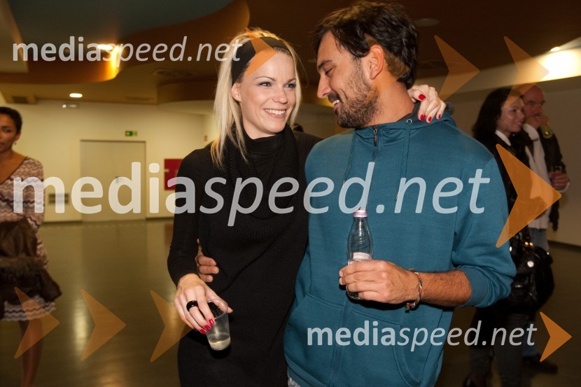 	Tjaša Hrovat, igralka in fant LenartDelo na belo, premiera v LGL