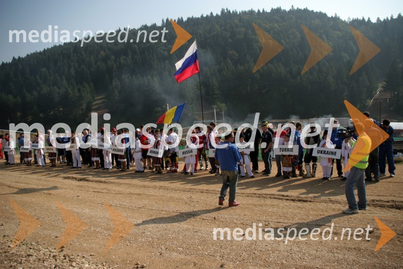 Vseh 20 reprezentanc se je predstavilo na uradni otvoritvi prvenstvaMOTOKROS, evropski pokal narodov 2006, Zarnesti, Romunija
