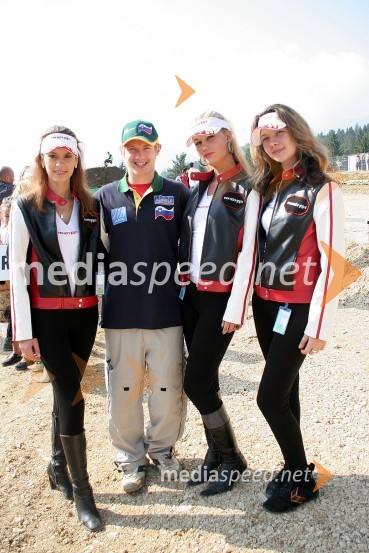 Za Klemna Gerčarja so navijale tudi romunske hosteseMOTOKROS, evropski pokal narodov 2006, Zarnesti, Romunija