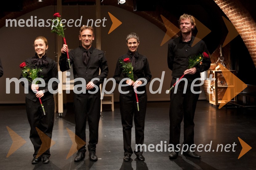 Priklon: Maja Kunšič, Robert Prebil, Nataša Tič Ralijan in Matija VastlStolp, premiera predstave v Slovenskem mladinskem gledališču