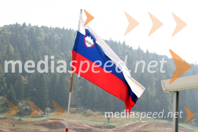 V boksu je naša ekipa izobesila slovensko zastavoMOTOKROS, evropski pokal narodov 2006, Zarnesti, Romunija