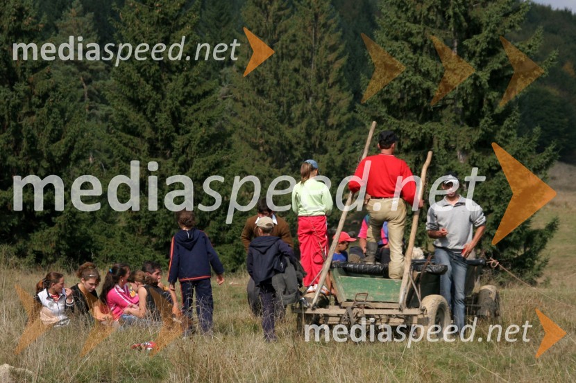 Prebivalci Zarnestija so si dirko ogledali s tamkajšnjim najpogostejšim prevoznim sredstvom - konjsko vprego...MOTOKROS, evropski pokal narodov 2006, Zarnesti, Romunija