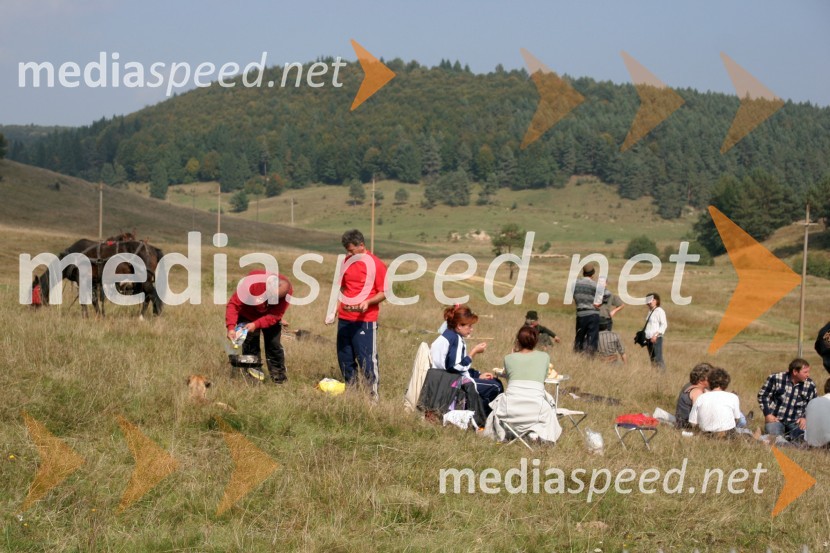 ...gledalci so si ob prizorišču priredili piknik...MOTOKROS, evropski pokal narodov 2006, Zarnesti, Romunija