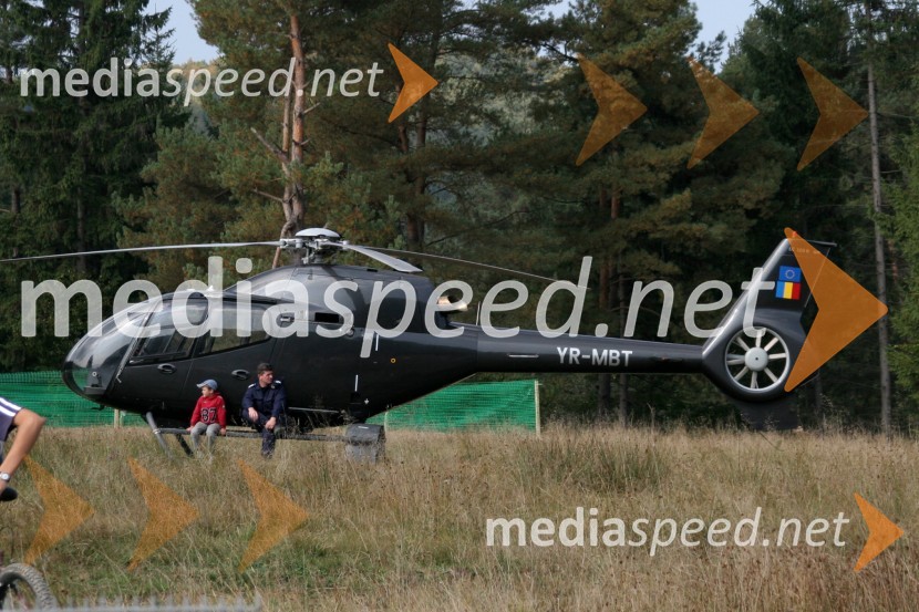 ...med tem pa se je lastnik proge pripeljal s helikopterjemMOTOKROS, evropski pokal narodov 2006, Zarnesti, Romunija