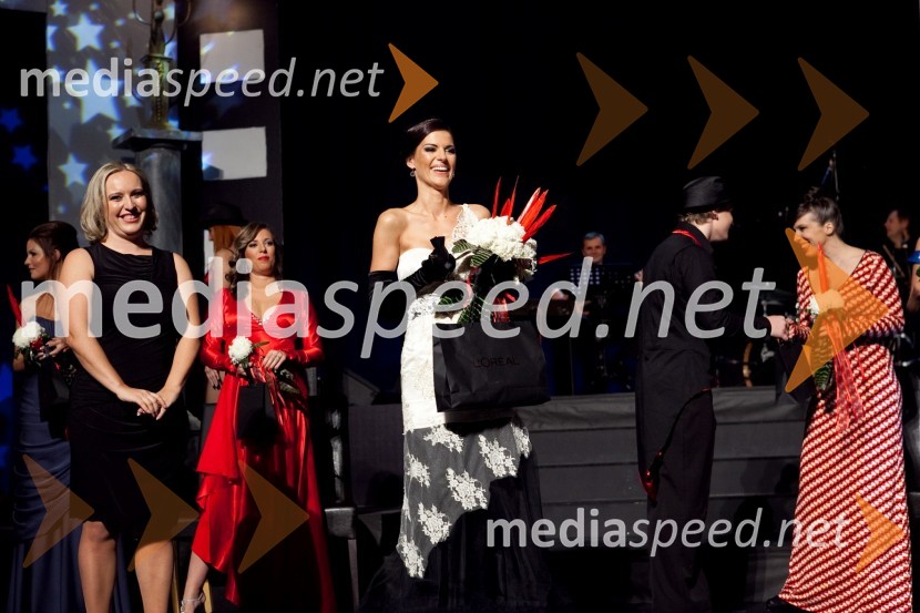 	Tina Guček, glavna urednica revije Eva, Nataša Dobelšek, manekenka, Femme Fatale 2011 in Katarina Štular, odgovorna urednica revije EvaFemme Fatale 2011 je ... Nataša Dobelšek