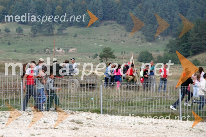 Prebivalci Zarnestija so si dirko ogledali s tamkajšnjim najpogostejšim prevoznim sredstvom - konjsko vprego...MOTOKROS, evropski pokal narodov 2006, Zarnesti, Romunija