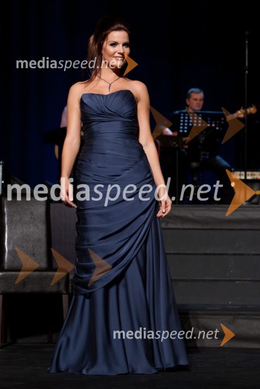 Maša Medik, pevkaFemme Fatale 2011 je ... Nataša Dobelšek