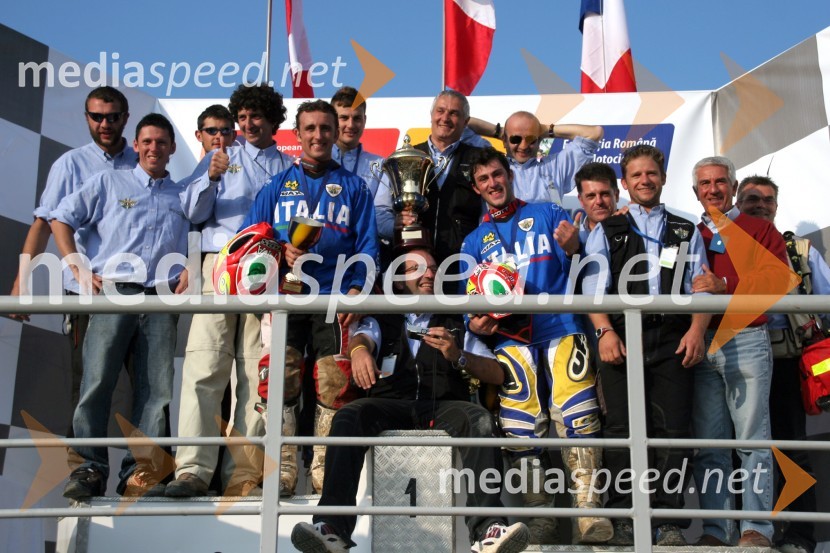 Evropski prvaki Italijani, drugi z desne Vincenzo Massi, predsednik UEM (Evropska motociklistična zveza)MOTOKROS, evropski pokal narodov 2006, Zarnesti, Romunija