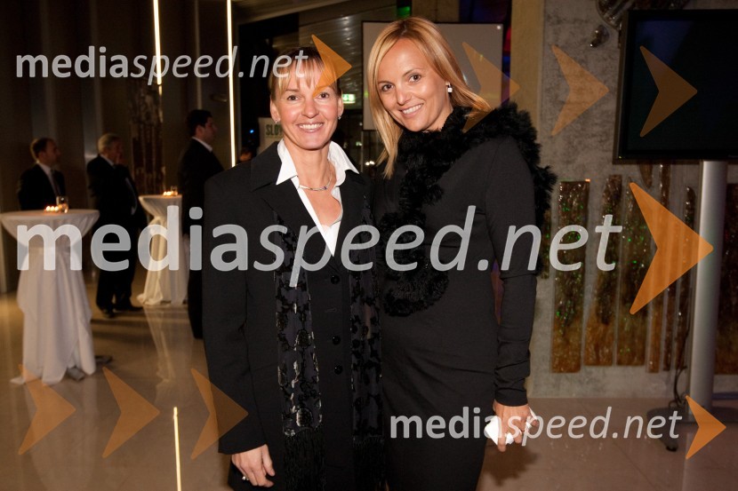 Brigita Bukovec, nekdanja tekačica in mag. Ajša Vodnik, izvršna direktorica Ameriške gospodarske zbornice (AmCham)AMCHAM, nogometno-poslovno srečanje pred tekmo Slovenija: ZDA