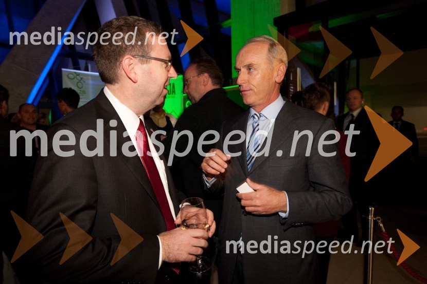 Eugene Young , DCM pri Veleposlaništvu ZDA in Jože Mermal, predsednik uprave BTCAMCHAM, nogometno-poslovno srečanje pred tekmo Slovenija: ZDA