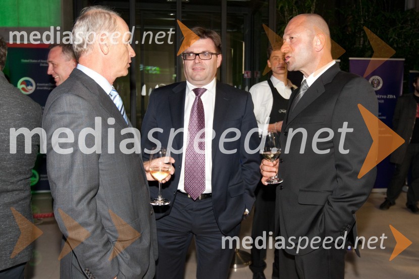 Jože Mermal, predsednik uprave BTC, Dari Južna, lastnik podjetja Lisca d.d. in Goran Brankovič, generalni direktor Slovenskih železnicAMCHAM, nogometno-poslovno srečanje pred tekmo Slovenija: ZDA