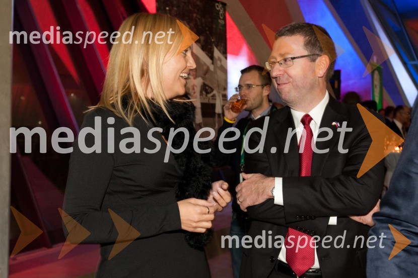 mag. Ajša Vodnik, izvršna direktorica Ameriške gospodarske zbornice (AmCham) in Eugene Young , DCM pri Veleposlaništvu ZDAAMCHAM, nogometno-poslovno srečanje pred tekmo Slovenija: ZDA