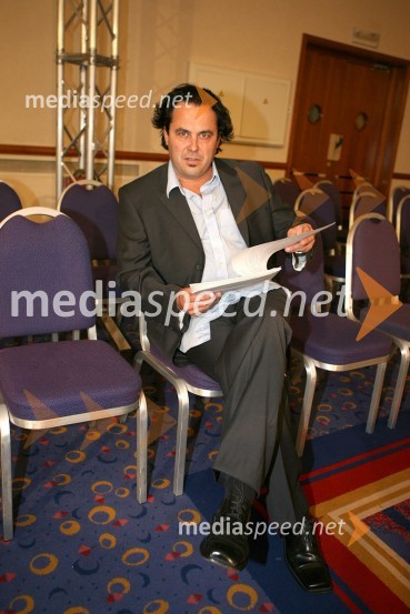 Jernej Kuntner, povezovalec modne revijePolzela, modna revija