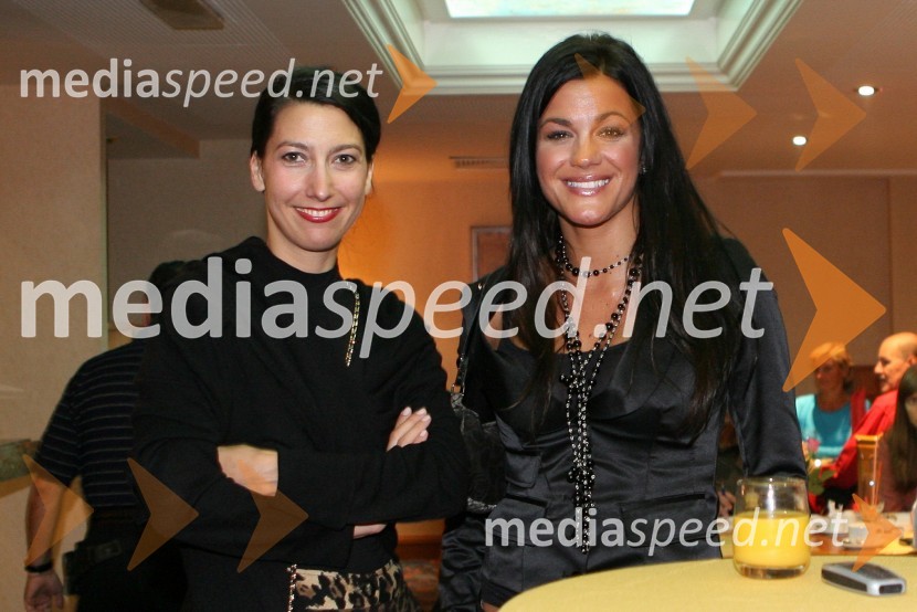 Petra Kancler, novinarka revije Jana in Rebeka Dremelj, Miss Slovenije 2001Polzela, modna revija