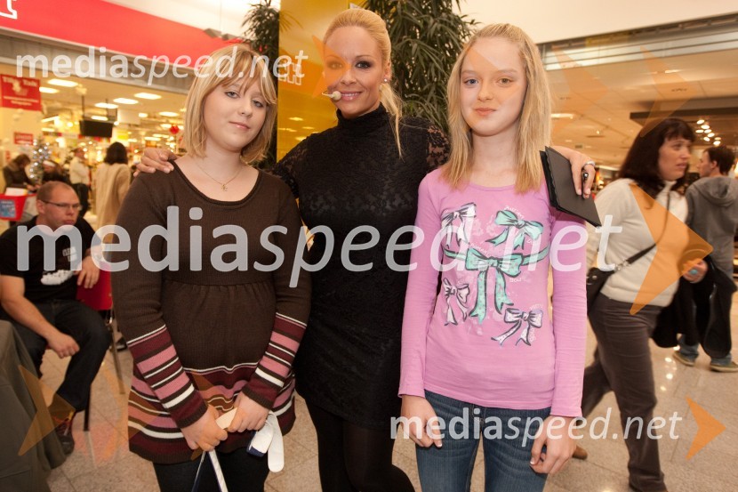 	Nina Antolin, Špela Grošelj, voditeljica in Mojca HorvatFinalni izbor Naj Smrklja 2011