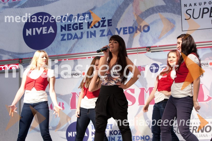 Martina Šraj, pevka s plesalkamiFinalni izbor Naj Smrklja 2011