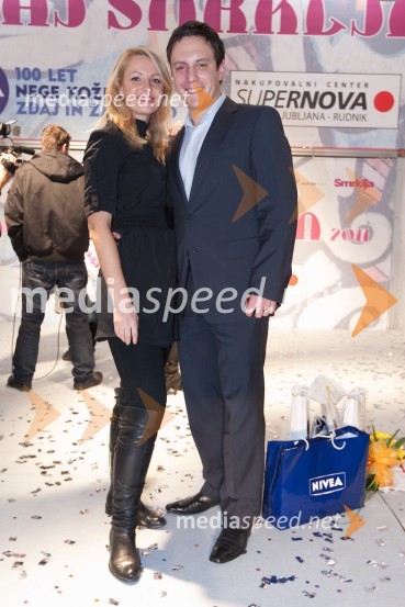 Kristijan Flegar, vodja nakupovalnega centra Supernova in soproga TadejaFinalni izbor Naj Smrklja 2011