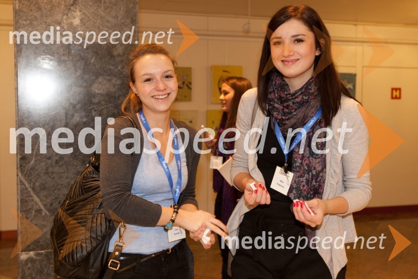 Nina Antolič in Miša Podpečan
Brezplačna fotografija na facebooku2. PR teater