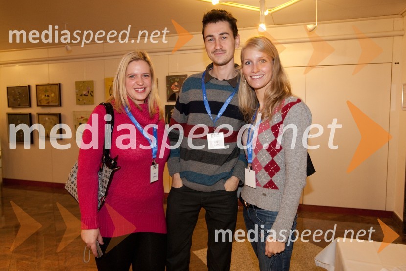 Sara Pokeržnik, Miha Jurgec in Pija Vrezner 
Brezplačna fotografija na facebooku2. PR teater