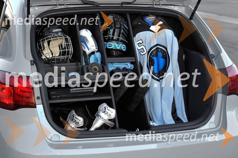 KIA Forte HockeyKia na avtomobilskem salonu SEMA