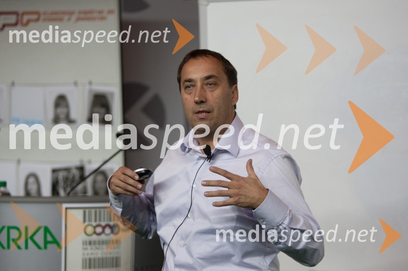 Franci Zavrl, Pristop
Brezplačna fotografija na facebooku2. PR teater