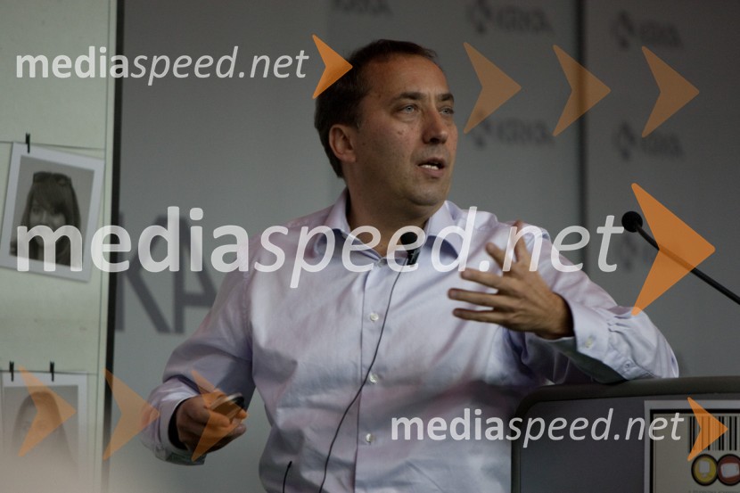 Franci Zavrl, Pristop
Brezplačna fotografija na facebooku2. PR teater