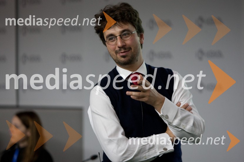 Tine Kračun, Inštitut za strateške rešitve
Brezplačna fotografija na facebooku2. PR teater