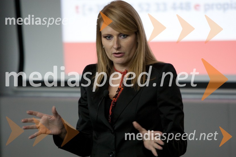 Nina Tomažin, Propiar
Brezplačna fotografija na facebooku2. PR teater