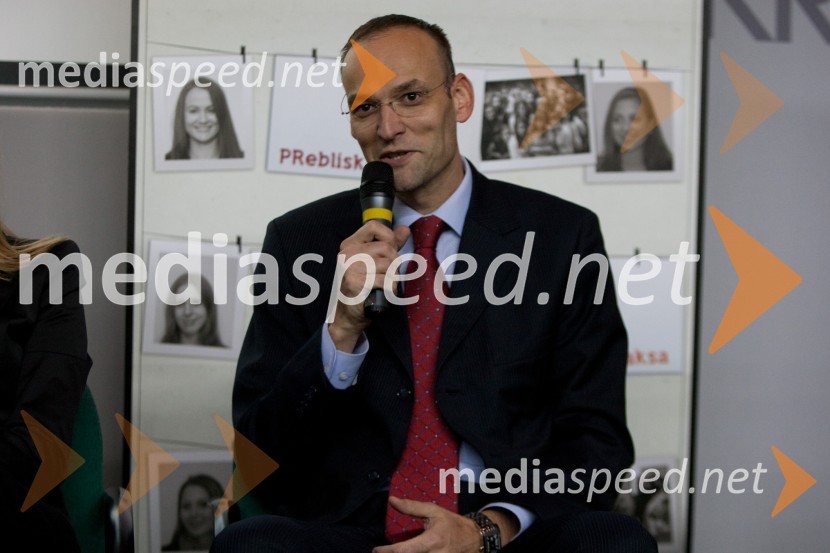 Aleksander Salkič, vodja službe za odnose z javnostmi, Petrol, d.d.
Brezplačna fotografija na facebooku2. PR teater