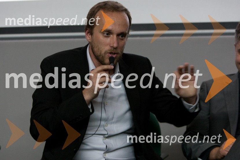 Uroš Hakl, Pristop
Brezplačna fotografija na facebooku2. PR teater