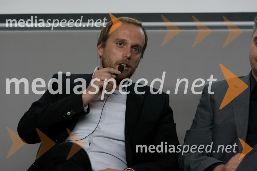 Uroš Hakl, Pristop
Brezplačna fotografija na facebooku2. PR teater