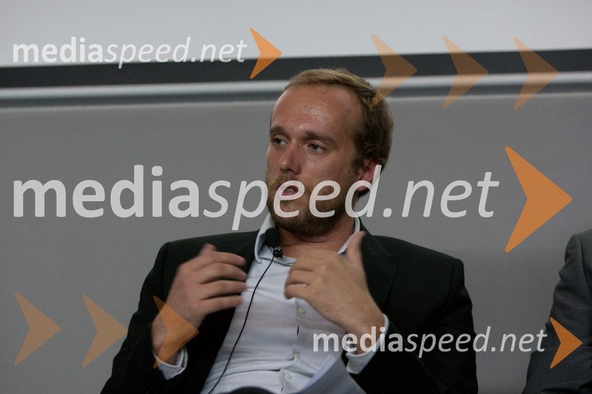 Uroš Hakl, Pristop
Brezplačna fotografija na facebooku2. PR teater