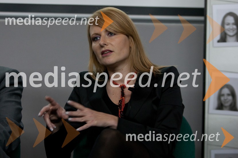 Nina Tomažin, Propiar
Brezplačna fotografija na facebooku2. PR teater