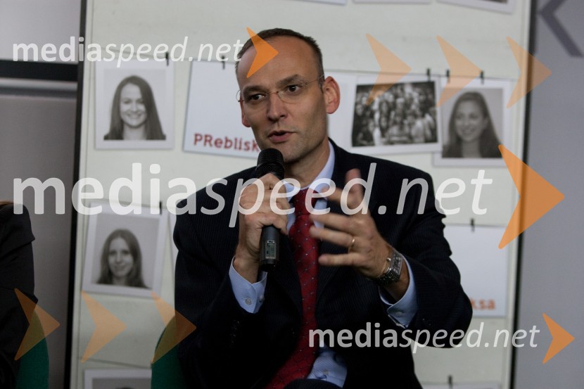 Aleksander Salkič, vodja službe za odnose z javnostmi, Petrol, d.d.
Brezplačna fotografija na facebooku2. PR teater