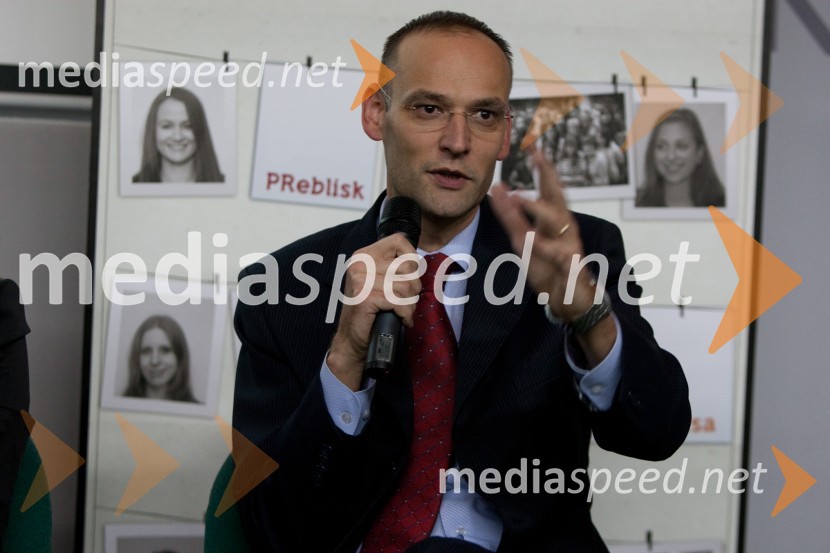 Aleksander Salkič, vodja službe za odnose z javnostmi, Petrol, d.d.
Brezplačna fotografija na facebooku2. PR teater