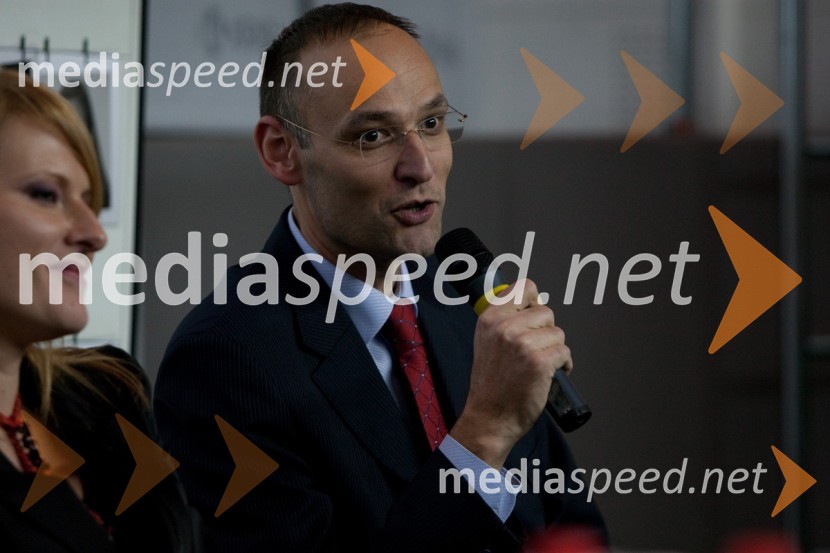 Aleksander Salkič, vodja službe za odnose z javnostmi, Petrol, d.d.
Brezplačna fotografija na facebooku2. PR teater