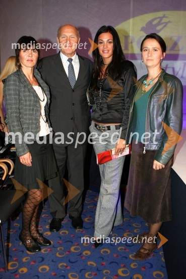 Vida Bizjak, modna kreatorka Polzele, Alojz Došler, predsednik uprave Polzela, Rebeka Dremelj, Miss Slovenije 2001 in Katarina Strnad, modna kreatorka PolzelePolzela, modna revija