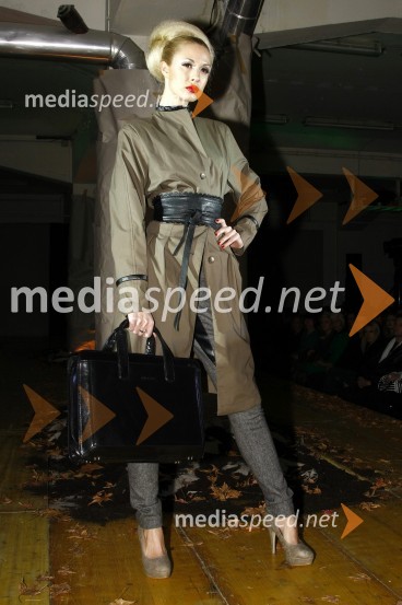 Tara Zupančič, manekenkaModna revija Simone Lampe