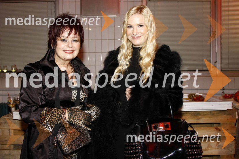 Zdenka Kahne, lastnica in direktorica kozmetike Kahne in Danica Lovenjak, novinarkaModna revija Simone Lampe