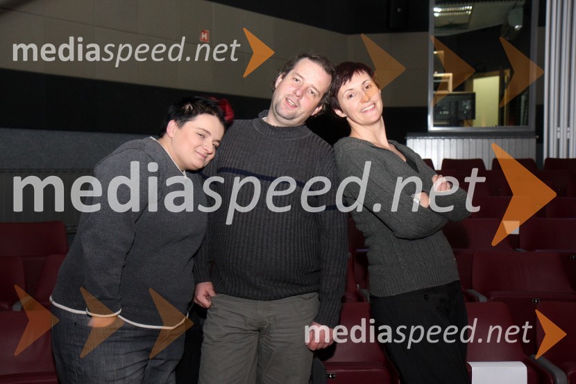 Martina Ipša, stand up komičarka, Janez Usenik, povezovalec programa in novinar ter Lucija Ćirović, igralka in stand up komičarkaRTS Stand up show