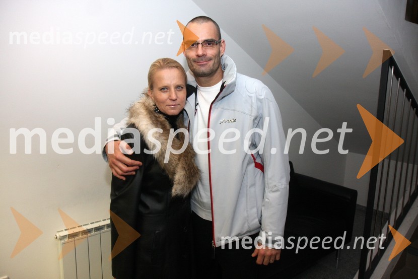 Suzana, vedeževalka in njen spremljevalec IgorRTS Stand up show